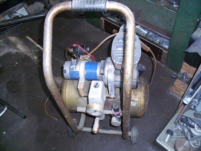 mein kompressor, ebenfalls für 24V. der umbau hat mich ne menge arbeit gekostet. der motor in blau stammt aus einer ölpumpe vom schrott. 1,7 Kw für 10€!