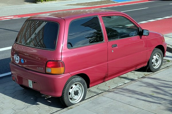 daihatsu_cuore_25_2.jpg