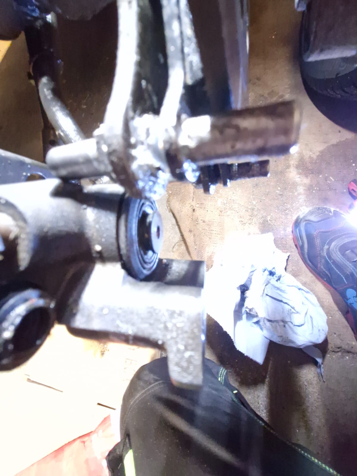 Mit einem kleinen Torx kann man sie drehen der Anschlag bleibt dabei völlig unverändert..Die kann man drehen wie ein Brumkreisel. Rein und raus geht der Bremszylnder sehr leicht und gleichmäßig