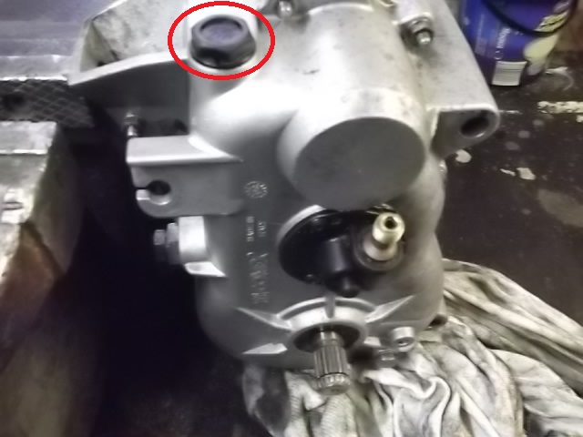 Entlüftungsschraube auf dem Getriebe