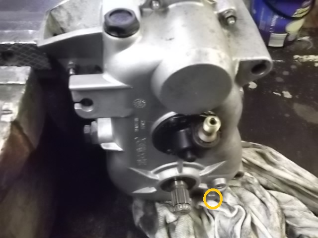 Kontroll Schraube seitlich Getriebe