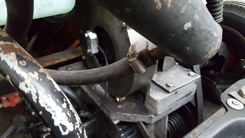 Ich bin mir fast sicher, das mit der Holzplatte zwischen Geriebe und Motor sollte eigentlich nicht so sein, oder?