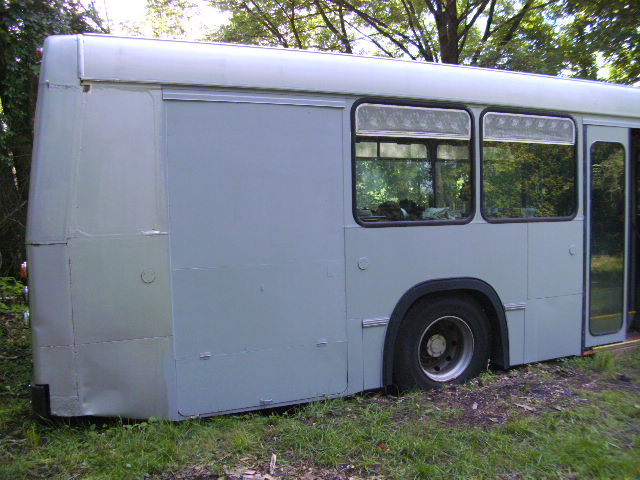 bus hinten, das bild stammt noch von meinem alten platz wo er im moorboden bis zur karosse eingesunken war