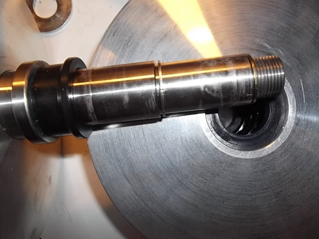 In der Mitte ein Ring, hier müssten die Distanzringe sein.