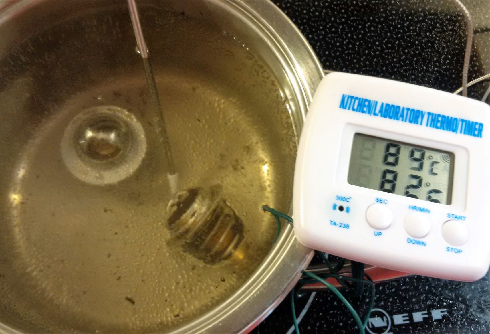 Begeinn des Öffnes des alten Thermostates bei 89 Grad C.jpg