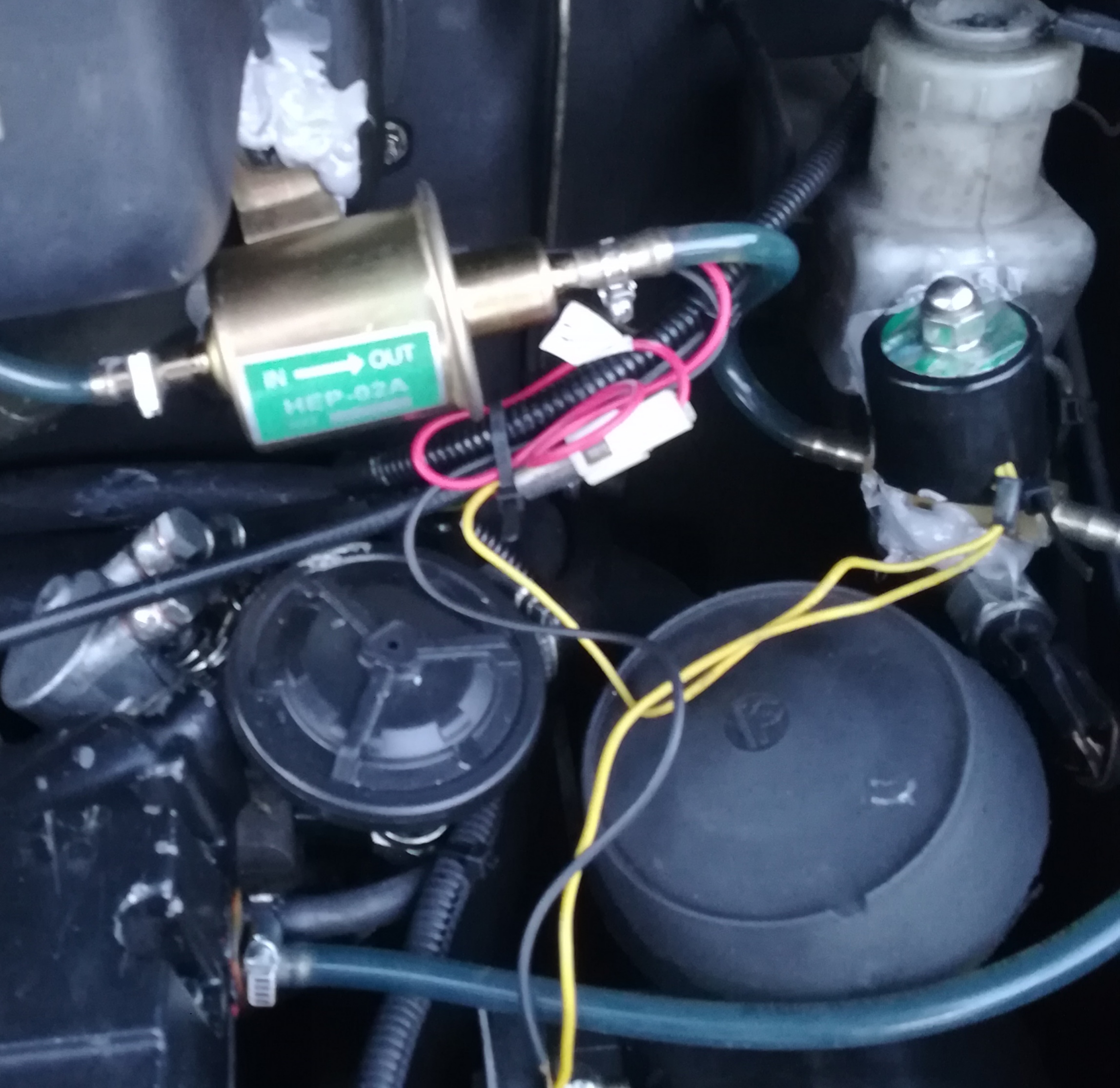 Und so sieht das aus gans einfach verbinden mit dem Schlauch von diesel filter zur elektronischen kraftstoffpumpe und von der dan zum elektronischen Hahn und von dem zum Motor. Und strom bekommt ihr immer gleich so wie der alte treibstoffhahn betrieben war dur den kabel und Masse