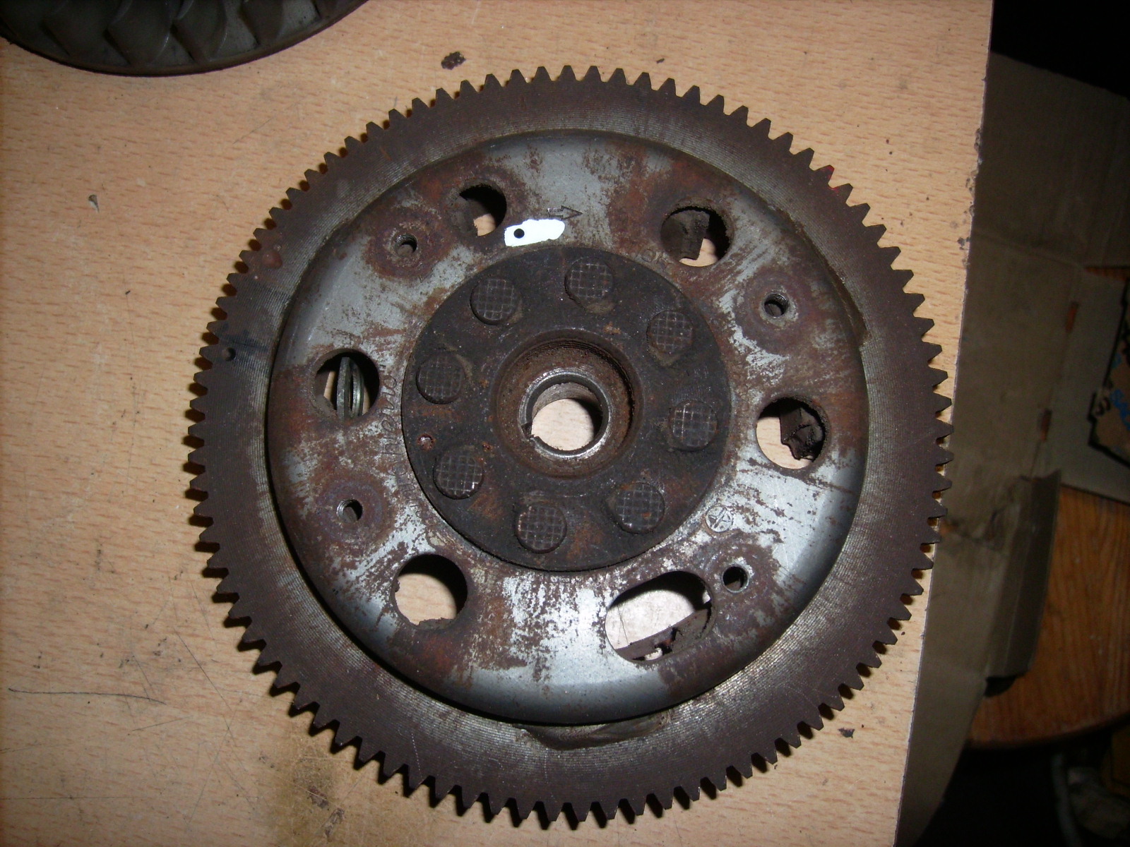 2-Motoplat Rotor Bohrung für Z-einstellung- weiße Markierung.JPG