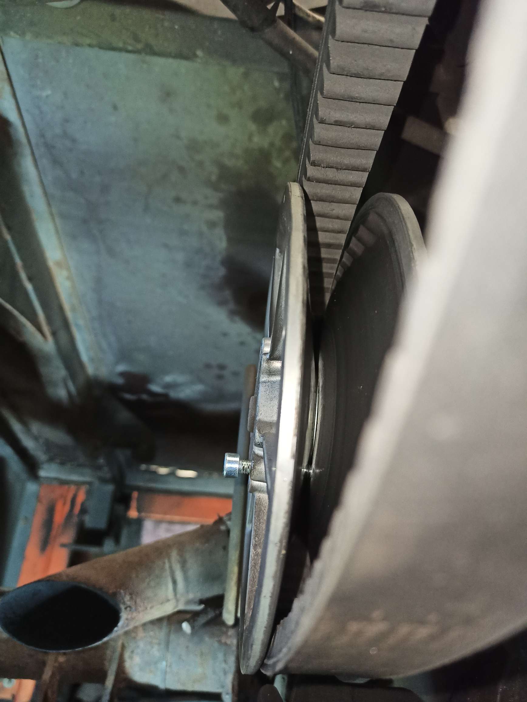 Alter Riemen beim auseinander drücken mit der Schraube, wie ich in eurer Anleitung lesen konnte. Funktioniert tadellos!