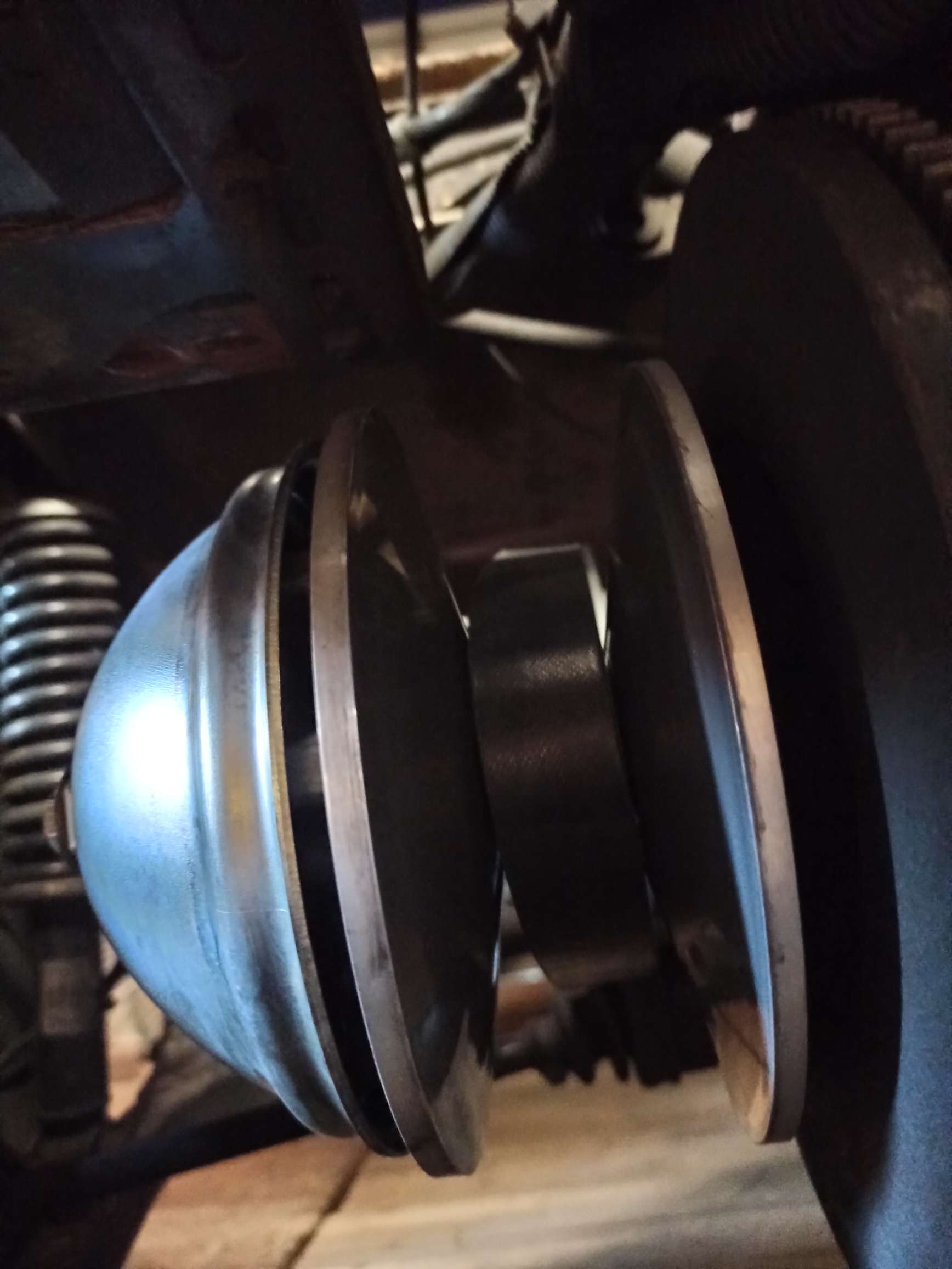 So sieht es wieder montiert mit dem 32mm Riemen aus.