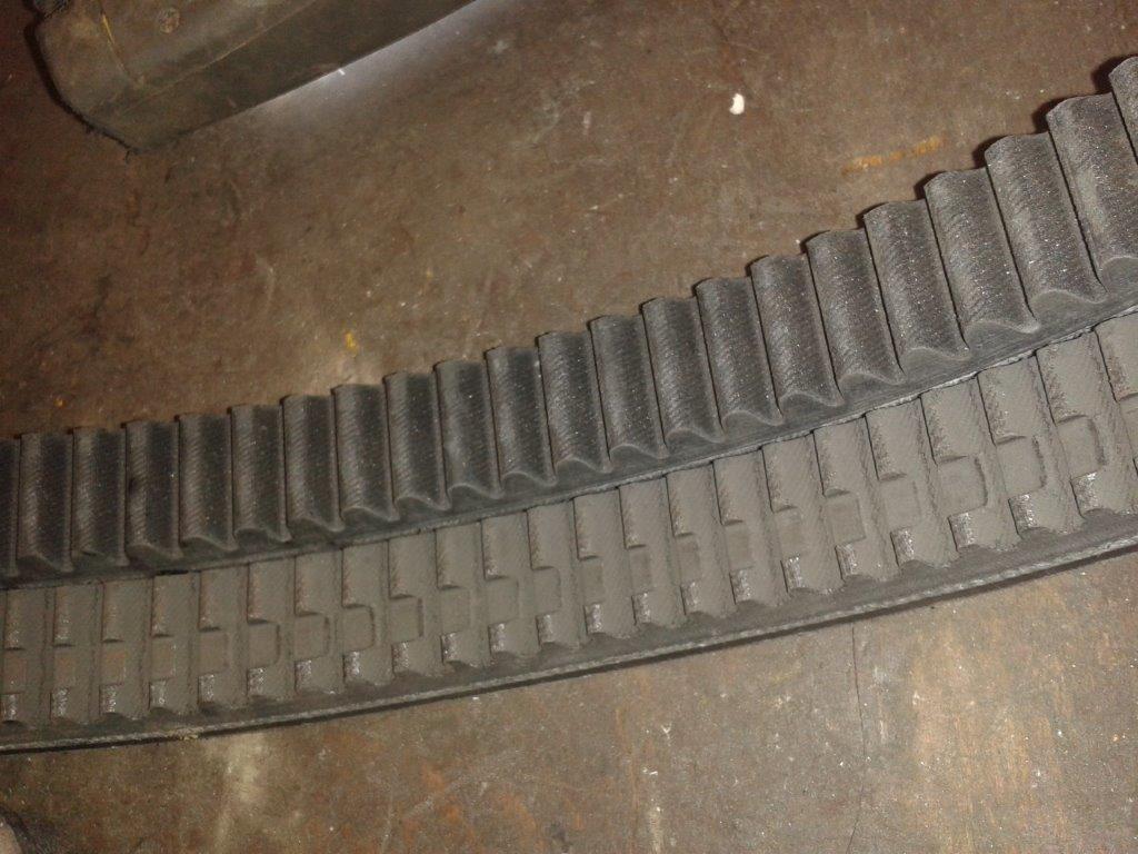 Hier die Bilder. Unten der alte Riemen mit Kerbe, und oben der neue Riemen